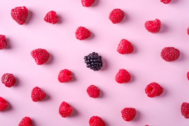 Photo de fruits rouges sur fond rose