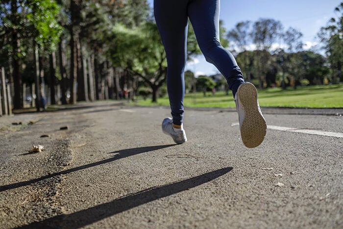 Image d'une joggeuse de dos